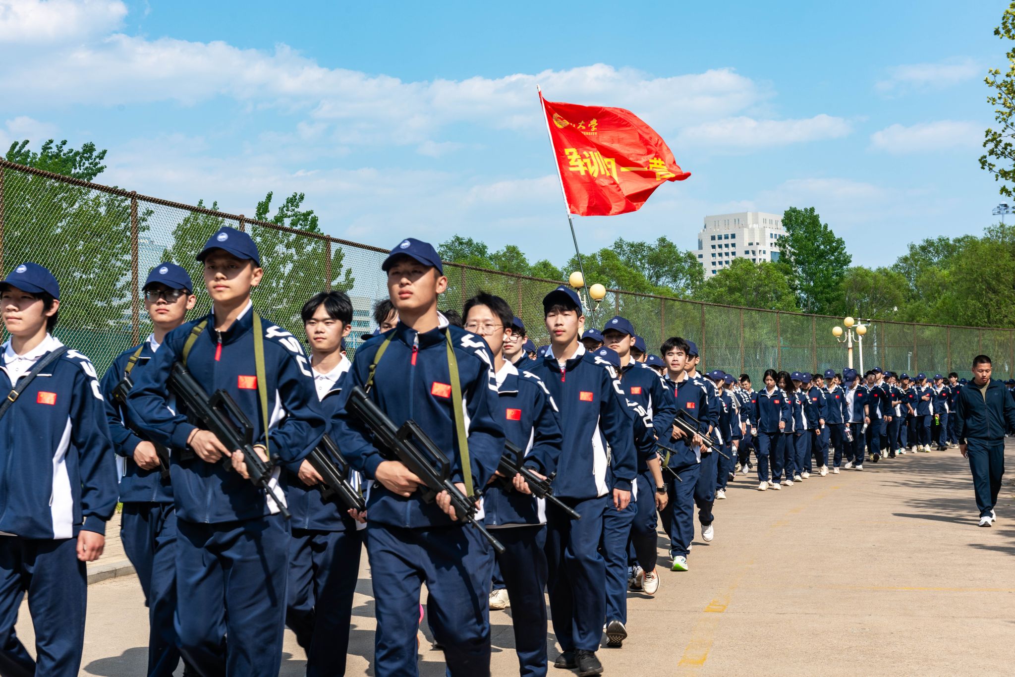 稍息、立正，請(qǐng)檢閱！